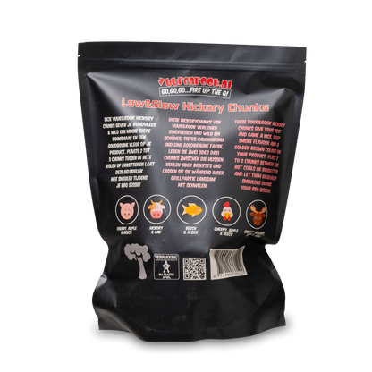 Een zwarte zak met transparante voorkant bevat hickorychips voor slow smoking. De verpakking toont het merklogo en het gewicht van 1,5 kg, speciaal voor barbecue en rook.