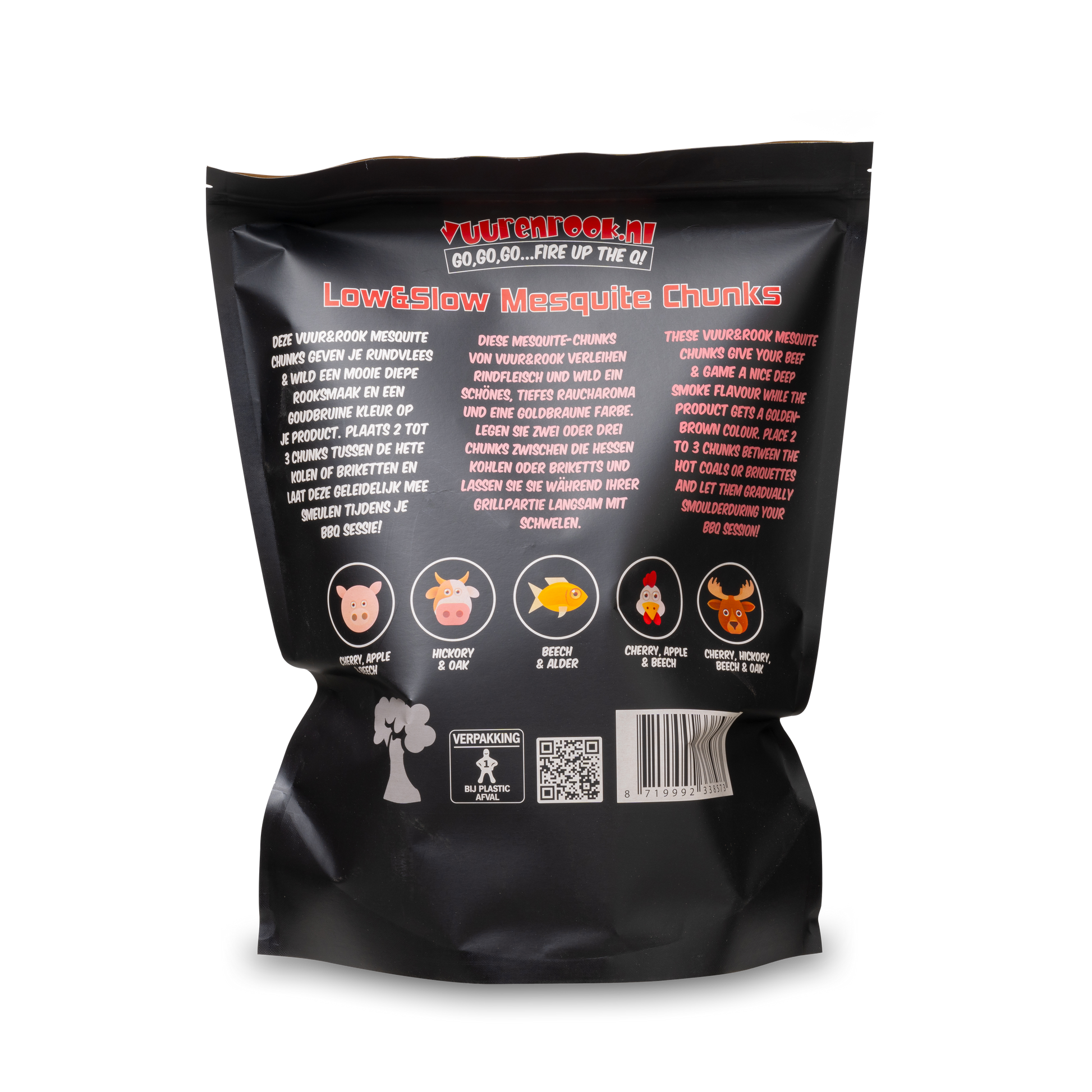 Zwarte verpakking met transparante opening toont bruine mesquite houtblokken. Product is Low&Slow Mesquite Chunks, 1,5 kg, voor grillen en roosteren.
