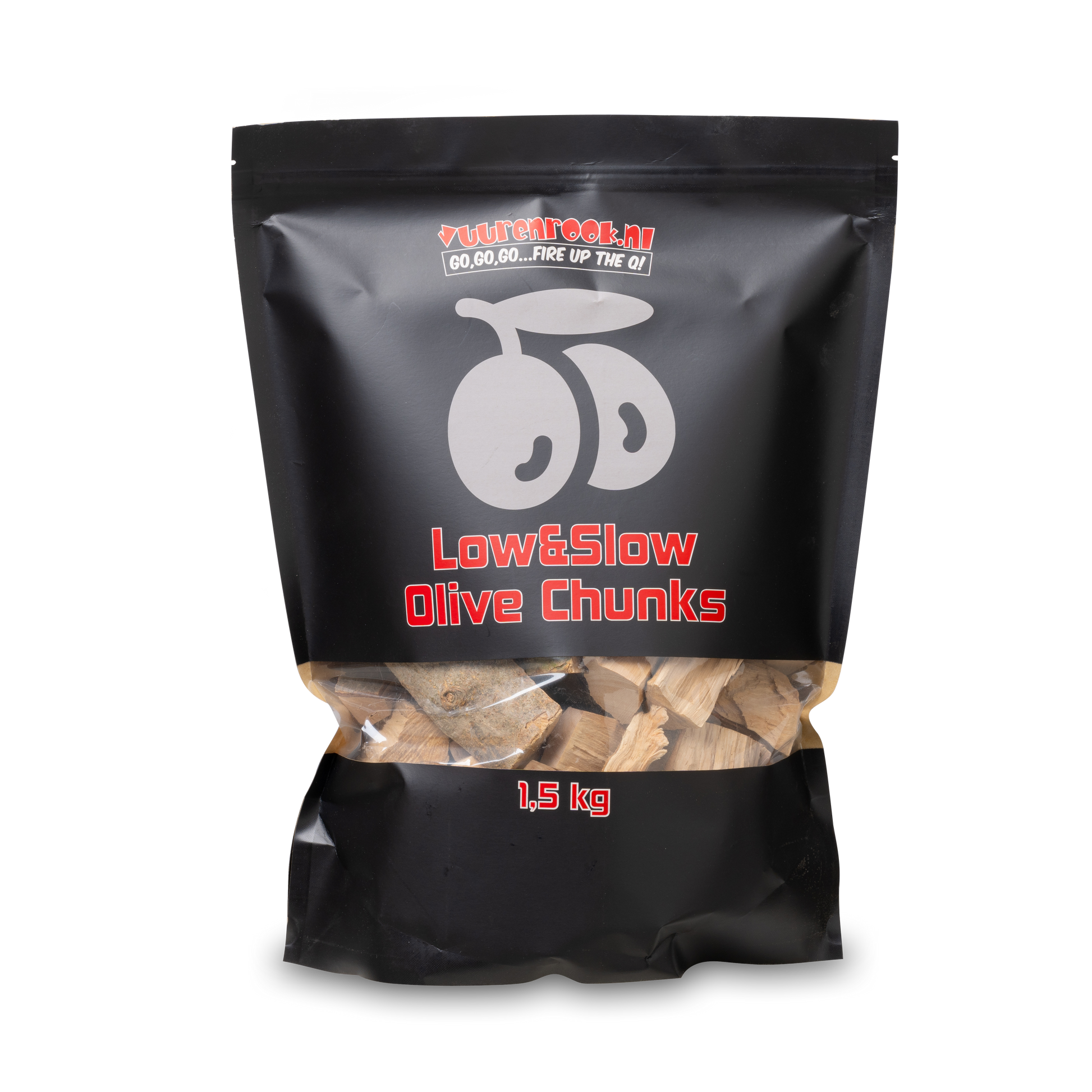 Zwarte verpakking met transparante onderkant, gevuld met houtblokken voor barbecue. Product 'Low&Slow Olive Chunks' van 1,5 kg, geschikt voor slow-cook en grillen.