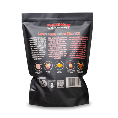 Zwarte zak met transparante onderkant, gevuld met houtblokken voor barbecue. Product ‘Low&Slow Olive Chunks’ van 1,5 kg, geschikt voor slow-cook en grillen.