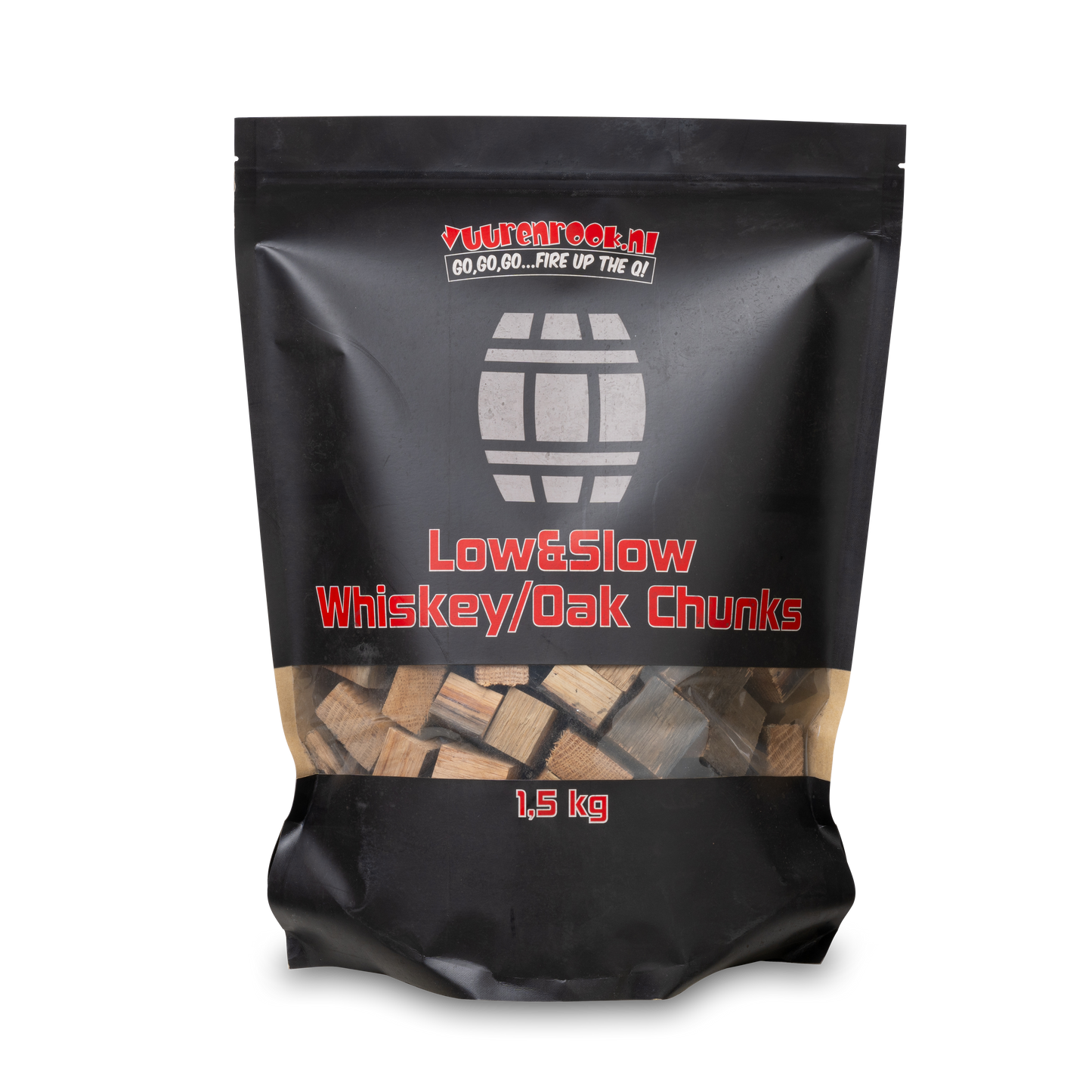 Een zwarte zak met transparante onderkant bevat 1,5 kg whiskey/oak chunks, geschikt voor barbecue en grillen. De tekst op de verpakking vermeldt ‘Low&Slow’ en het merk ‘Vuurenrock.nl’.