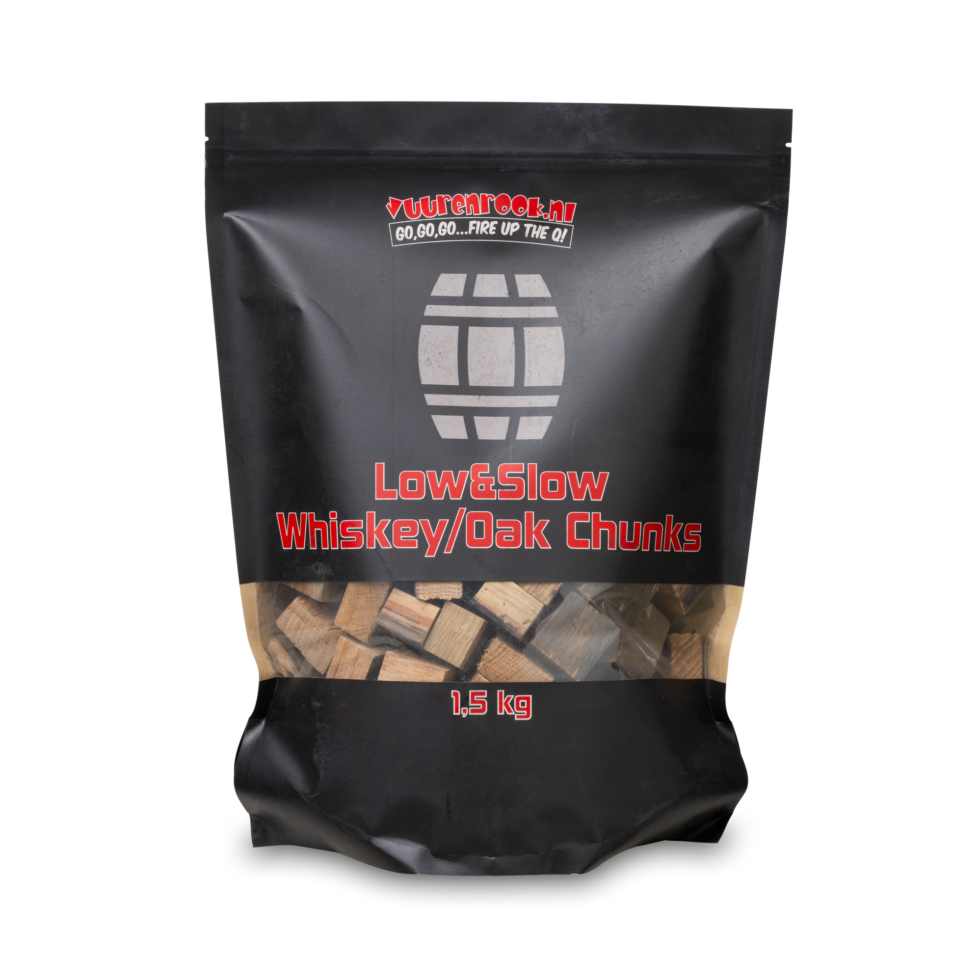 Een zwarte zak met transparante onderkant bevat 1,5 kg whiskey/oak chunks, geschikt voor barbecue en grillen. De tekst op de verpakking vermeldt ‘Low&Slow’ en het merk ‘Vuurenrock.nl’.