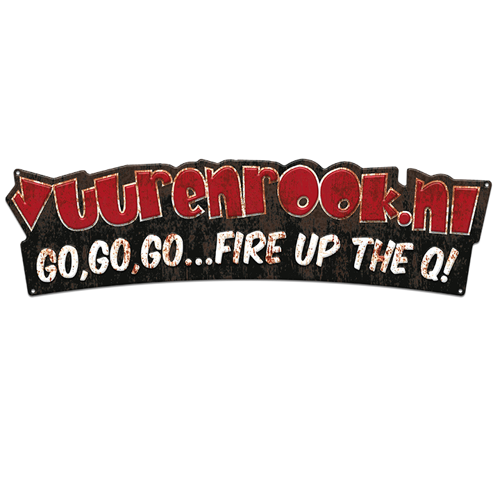 Een gebogen metaalplaat met roestige rode en witte letters, waarop ‘vuurenrook.nl’ en ‘GO,GO,GO...FIRE UP THE Q!’ staat, speciaal ontworpen voor barbecue- en grillfeesten.