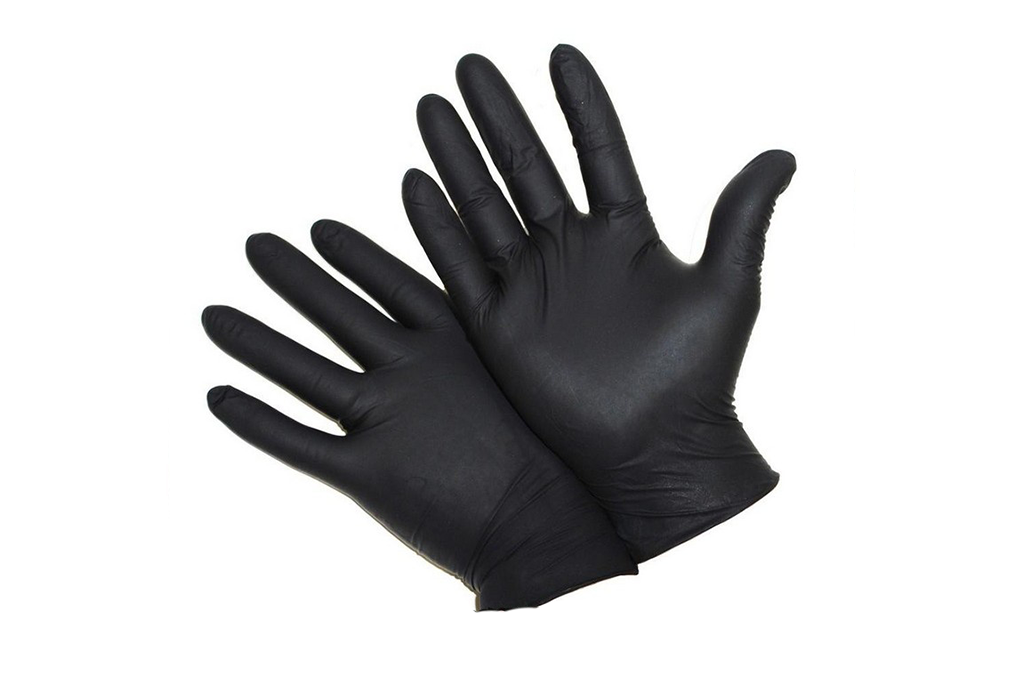 Zwart verpakking met 100 nitril handschoenen, voorzien van CE-keurmerk en 'food safe' aanduiding. Geschikt voor keuken- en houderswerkzaamheden, met duidelijke tekst en stijlvolle rode logo’s.