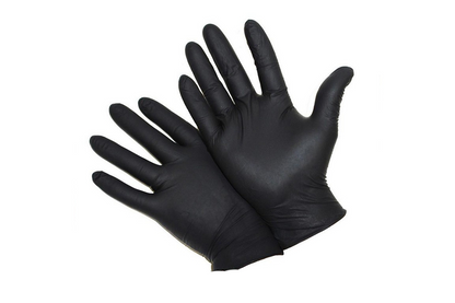 Zwart verpakking met 100 nitril handschoenen, voorzien van CE-keurmerk en 'food safe' aanduiding. Geschikt voor keuken- en houderswerkzaamheden, met duidelijke tekst en stijlvolle rode logo’s.