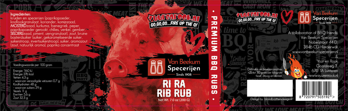 Ri Ra Rib Rub, een rode BBQ-rub van Van Beekum Specerijen, in een glazen pot met zwarte dop. Geschikt voor gegrilde rundvlees en andere vleesgerechten.