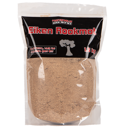 Eiken rookmot in een transparante zak, bruin poeder met zwarte label en boomlogo, 1,5 kg voor houtskoolbarbecue of grillen.