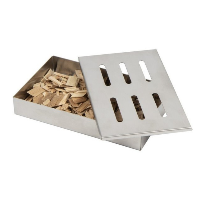 Zilverkleurige roestvrijstalen smokerbox met houtskool, naast de zwarte verpakking met rode tekst. Ideaal voor barbecue en grillen met authentieke Amerikaanse rookflavour.