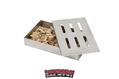 Zilverkleurige roestvrijstalen smokerbox met houtskool, geopend en naast de verpakking. Ideaal voor barbecue en grillen met authentieke Amerikaanse rookflavour.