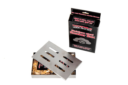 Zilverkleurige roestvrijstalen smokerbox met houtskool, geopend en naast de verpakking. Perfect voor barbecue en grillen om een authentieke Amerikaanse rookflavour te creëren.