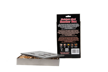Zilverkleurige roestvrijstalen smokerbox met houtskool, geopend en naast de zwarte verpakking met rode tekst. Geschikt voor barbecue en rookafwerking van vlees en vis.