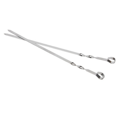 Zes lange, glanzende roestvrijstalen spiesen in een zwarte verpakking, geschikt voor barbecueën en grillen. Perfect voor het koken van vlees en groenten op de buitenkookplaat.