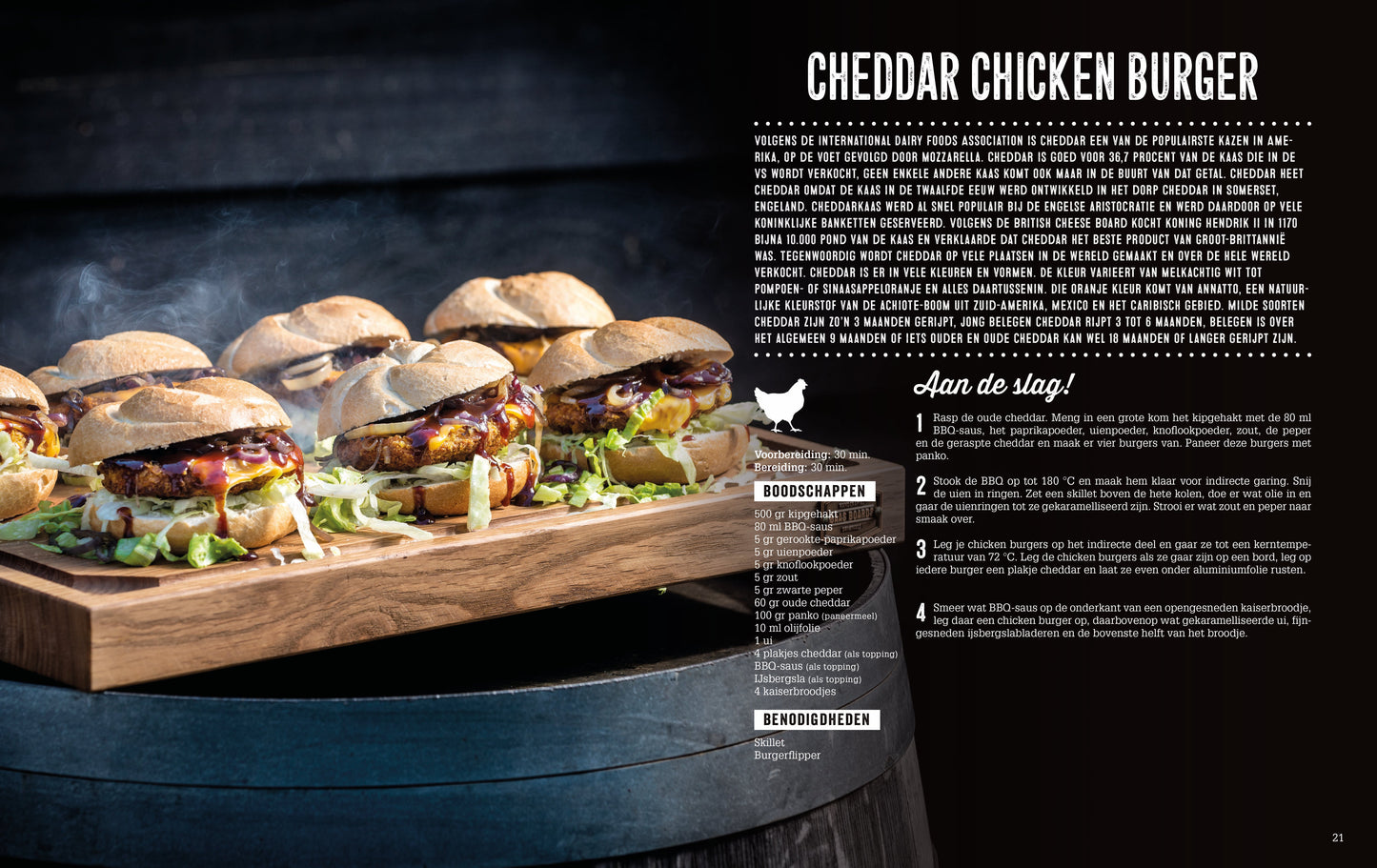 Een overvloedige, gegrilde BBQ-burger met sesamkorrels, bacon, kaas en groenten op een houten snijplank, voor een brandend vuur, met de tekst 'Vuur & Rook' en 'Award Winning Recipes' voor BBQ-enthusiasten.