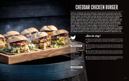 Een overvloedige, gegrilde BBQ-burger met sesamkorrels, bacon, kaas en groenten op een houten snijplank, voor een brandend vuur, met de tekst 'Vuur & Rook' en 'Award Winning Recipes' voor BBQ-enthusiasten.