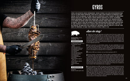 Een overvloedige, geroosterde BBQ-burger met sesamkorrels, bacon, kaas en groenten op een houten snijplank, voor een brandend vuur en met de tekst 'Vuur & Rook: World’s Best BBQ' en 'Award Winning Recipes'. Perfect voor barbecue-enthusiasten.