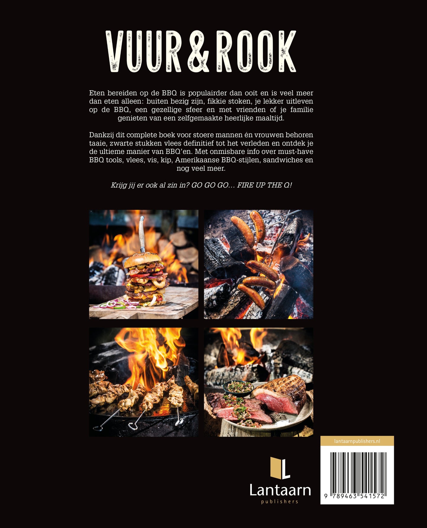 Een overvloedige, gegrilde BBQ-burger met sesamzaad, kaas, ui en peper op een houten snijplank, voor een brandend vuur. Award-winning recepten voor barbecue-enthusiasten.