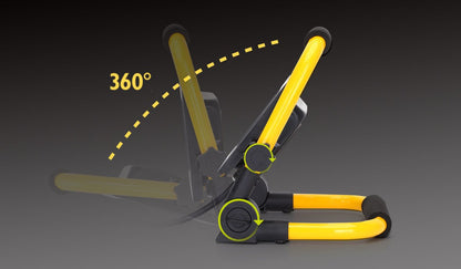 Een robuuste, gele en zwarte LED werklamp met verstelbare arm en zwart rubberen handvat, geschikt voor gebruik in werkplaatsen of bij nachtwerkzaamheden.