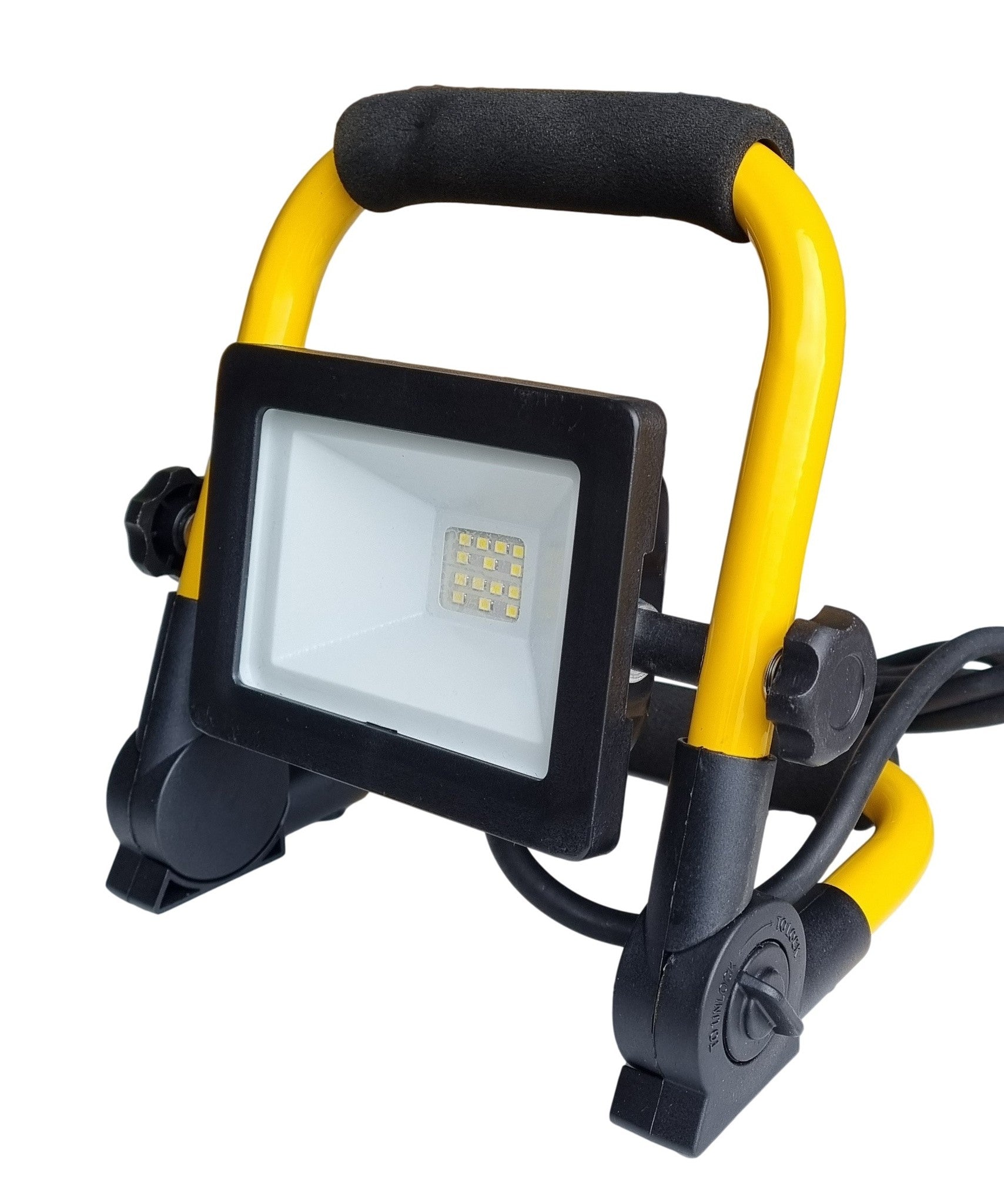 Een gele en zwarte LED werklamp met verstelbare arm en zwart rubberen handvat, geschikt voor gebruik in werkplaatsen of bij nachtelijke reparaties.