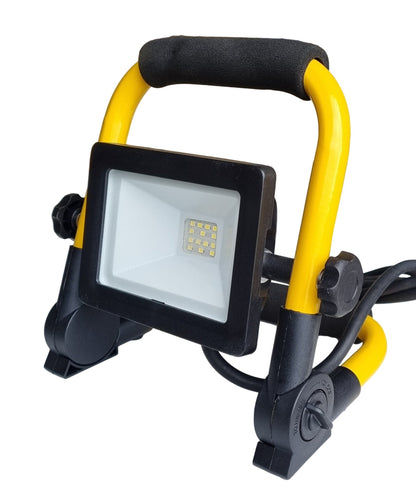 Een gele en zwarte LED werklamp met verstelbare arm en zwart rubberen handvat, geschikt voor gebruik in werkplaatsen of bij nachtelijke reparaties.