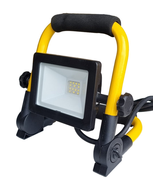 Een gele en zwarte LED werklamp met verstelbare arm en zwart rubberen handvat, geschikt voor gebruik in werkplaatsen of bij nachtelijke reparaties.