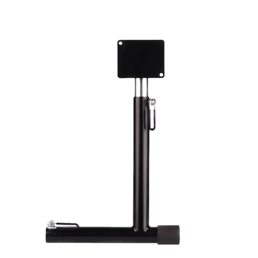 Zwarte, minimalistische bureaulamp met glanzend metaal en verstelbare arm, geschikt voor kantoor- en studieomgevingen. Modern ontwerp met schakelaar voor efficiënte verlichting.
