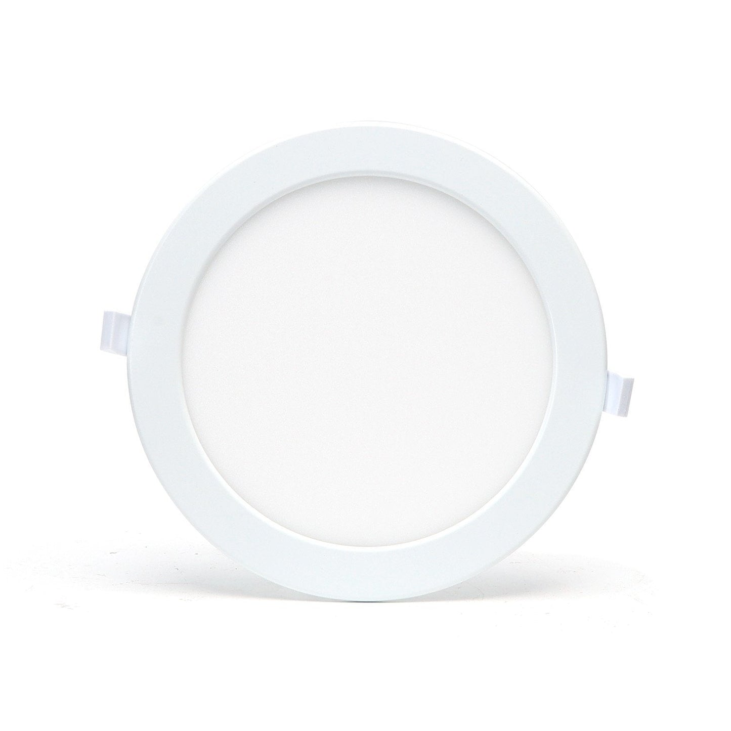 Een witte, ronde LED-plafondlamp met warm wit licht, uitgerust met een smartphone-app voor afstandsbediening en een kleurverandering van 3000K tot 6500K, ideaal voor moderne interieurs.