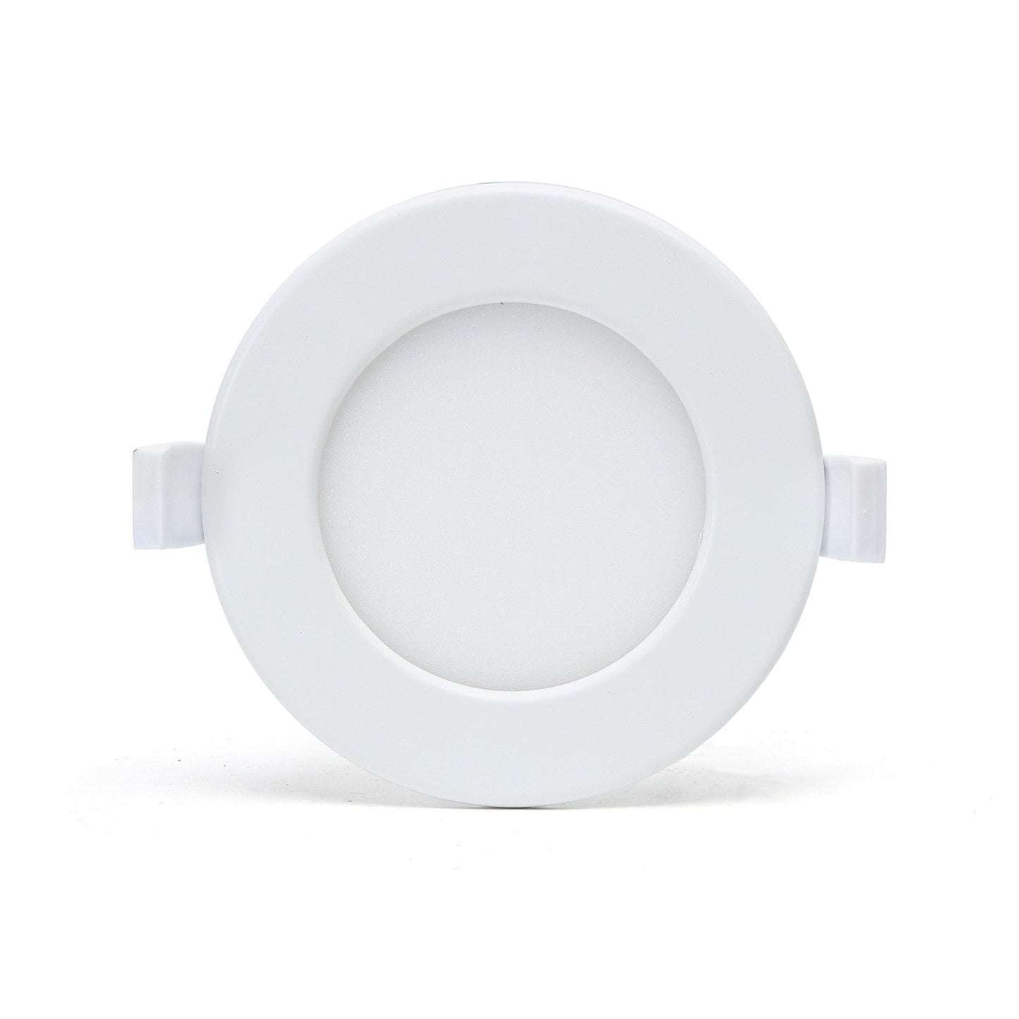 Een witte, ronde inbouwspot met warm wit licht, uitgerust met een smartphone-app voor afstandsbediening. Geschikt voor moderne interieurs en flexibele verlichting.