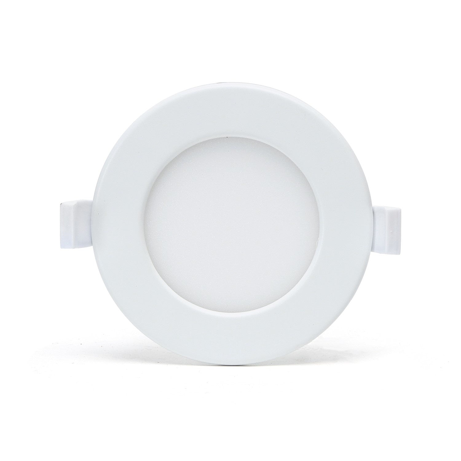 Een witte, ronde inbouwspot met warm wit licht, uitgerust met een smartphone-app voor afstandsbediening. Geschikt voor moderne interieurs en flexibele verlichting.