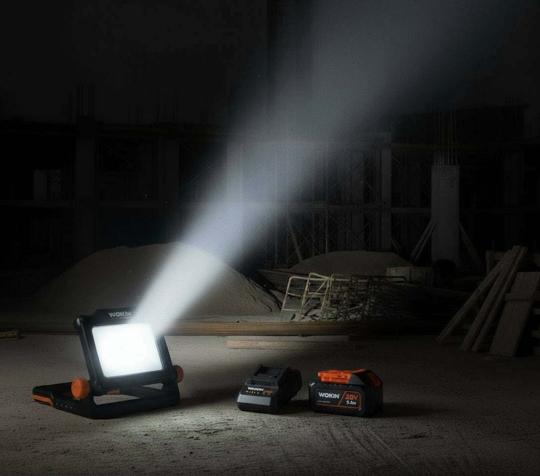 Zwart en oranje WOKIN LED werklamp met 2500 lumen, uitbreidbaar en draaibaar tot 180 graden, geschikt voor professioneel gebruik op werkplaats of bouwterrein.