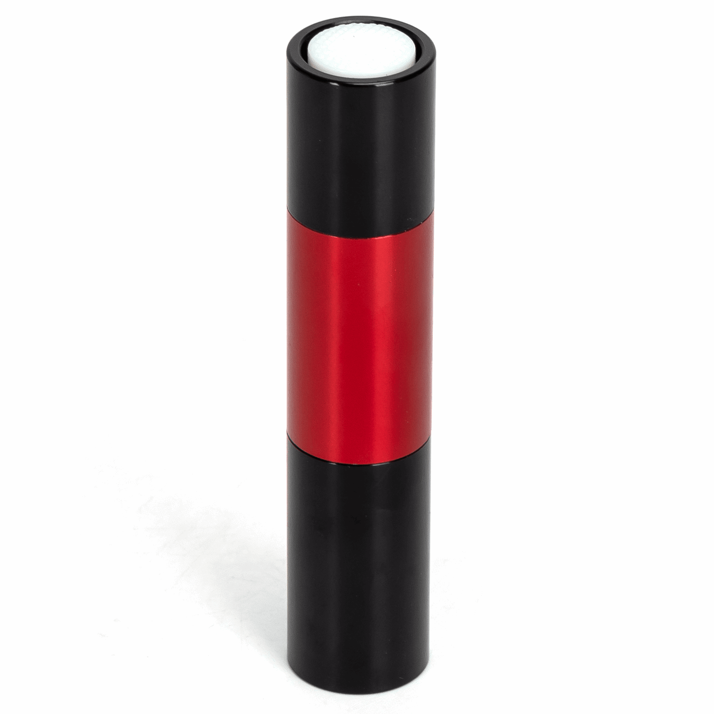 Een compacte, rode en zwarte zaklamp met glanzend metaal en een heldere lens, geschikt voor nachtverlichting en kleine reparaties.