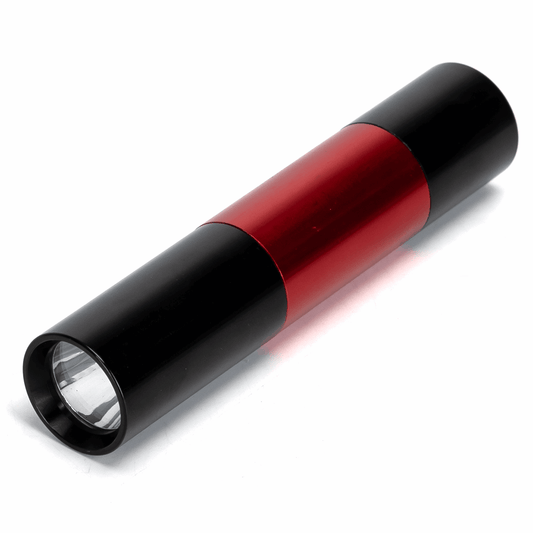 Een compacte, rode en zwarte zaklamp met glanzend metaallic materiaal en een heldere lens, geschikt voor avondwandelingen en noodsituaties. Perfect voor reizen en dagelijks gebruik.